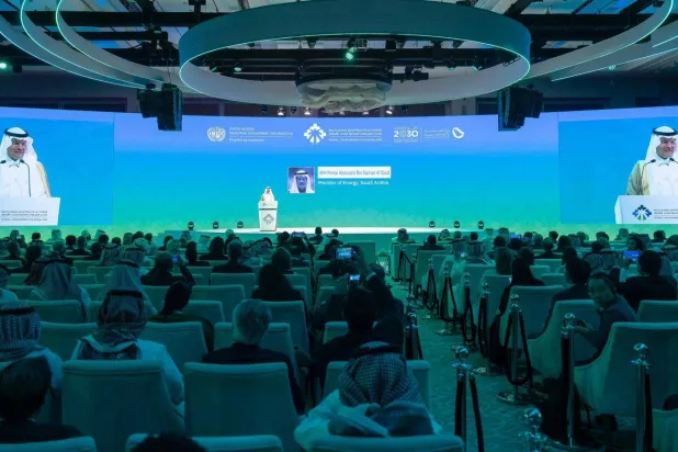 وزير الطاقة السعودي الأمير عبدالعزيز بن سلمان يتحدث في منتدى "السياسات الصناعية متعدد الأطراف" (حساب الوزارة على منصة إكس)