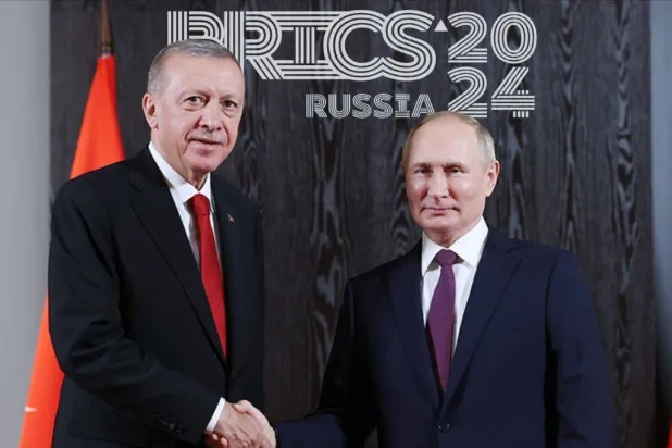 بوتين مستقبلاً إردوغان قبل اجتماعهما على هامش قمة بريكس في قازان جنوب روسيا الأربعاء (إعلام تركي)