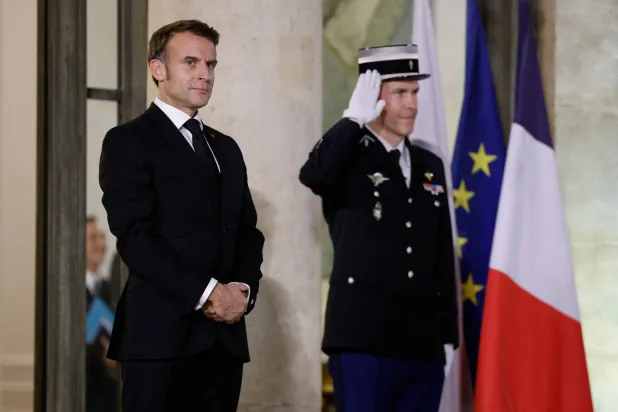 الرئيس الفرنسي إيمانويل ماكرون خلال استقبال رسمي في قصر الإليزيه بباريس 22 أكتوبر 2024 (أ.ف.ب)