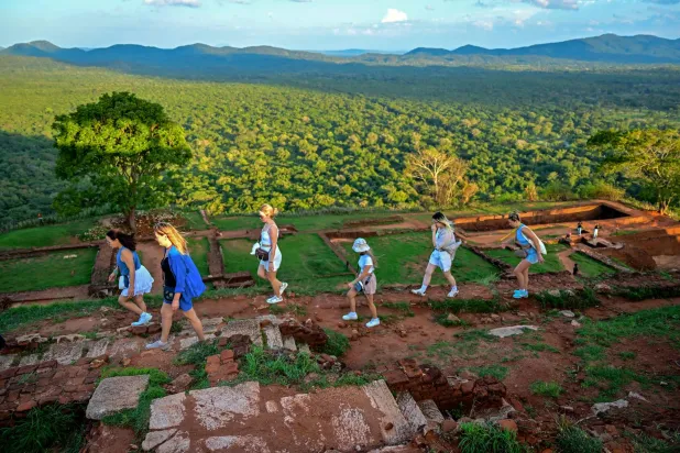 سائحون في سريلانكا (أ.ف.ب)