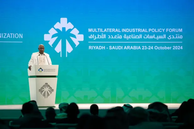 رئيس وزراء غينيا أمادو أوري باه متحدثاً في «منتدى السياسات الصناعية متعدد الأطراف»