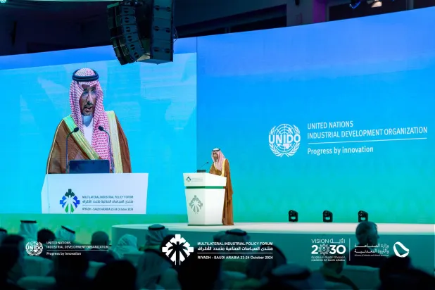 وزير الصناعة والثروة المعدنية السعودي بندر الخريّف يتحدث في افتتاح «منتدى السياسات الصناعية متعدد الأطراف» (الشرق الأوسط)