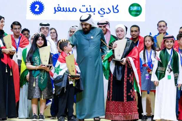 الشيخ محمد بن راشد خلال تتويج الفائزين في تحدي القراءة العربي (الشرق الأوسط)