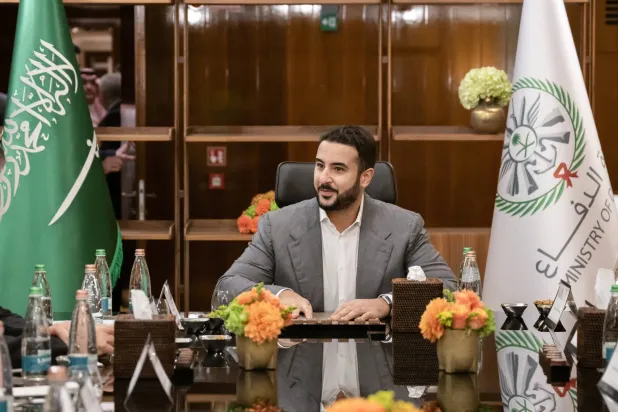 الأمير خالد بن سلمان خلال اجتماعه مع رؤساء الشركات الصناعية الإيطالية (وزارة الدفاع السعودية)