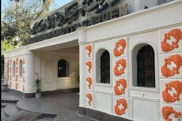 الصورة التي ظهرت عليها بوابة «جنينة الأسماك» التاريخية بالقاهرة (صفحة الفنان محمد عبلة على فيسبوك)