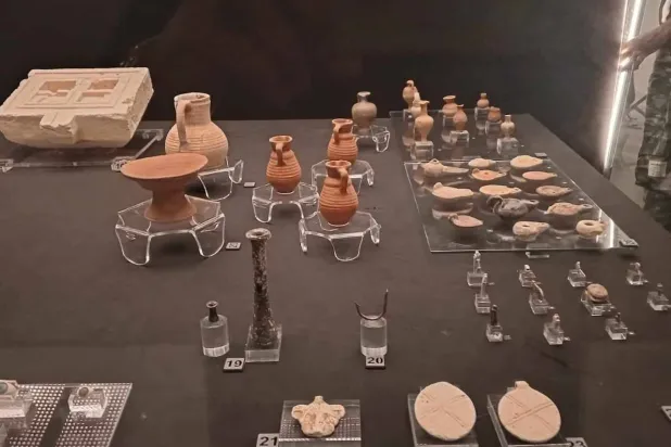 لوحة «ماجنا» وعدد من الأواني الفخارية ومراود ضمن المعروضات (مكتبة الإسكندرية)