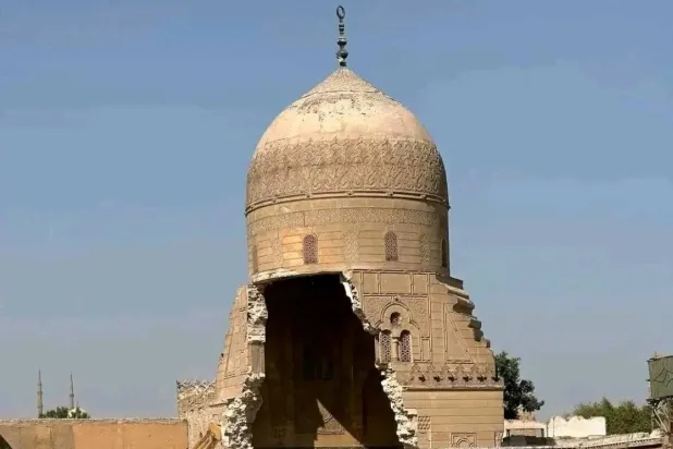 «قبة حليم باشا» خلال عملية الهدم (حساب الفنان محمد عبلة على «فيسبوك»)