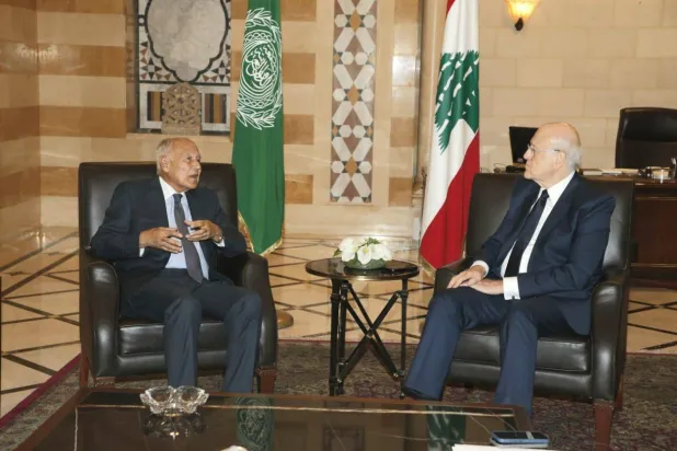 الأمين العام لجامعة الدول العرببة أحمد أبو الغيط خلال لقائه رئيس حكومة تصريف الأعمال في لبنان نجيب ميقاتي مؤخراً (الجامعة العربية)
