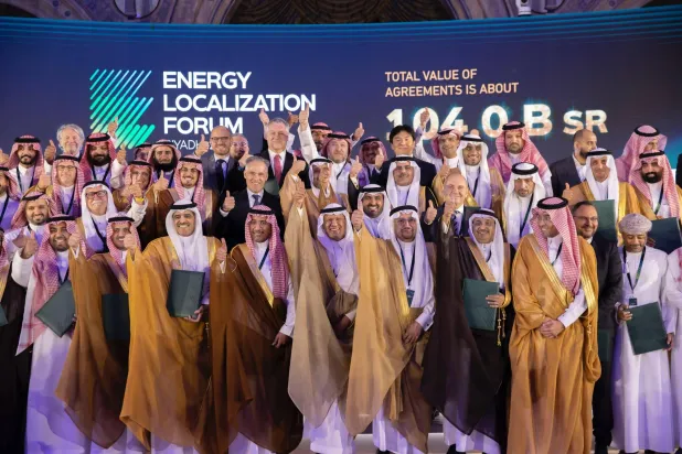 صورة جامعة بعد إعلان التوقيع عن 107 اتفاقات بقيمة 104 مليارات ريال (موقع وزارة الطاقة)