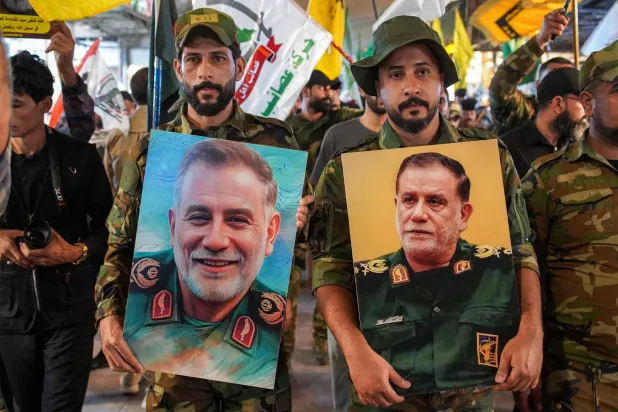 عناصر من «الحشد الشعبي» يشاركون في تشييع القيادي في «الحرس الثوري» الإيراني عباس نيلفروشان في النجف منتصف الشهر الجاري (أ.ف.ب)