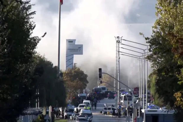 Terör saldırısının gerçekleştiği şirketten yoğun dumanlar yükseliyor (Reuters)