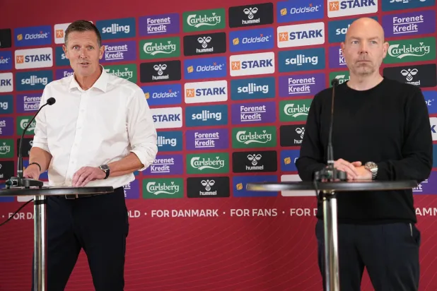 جانب من تقديم برايان ريمر مدرباً للدنمارك (أ.ب)