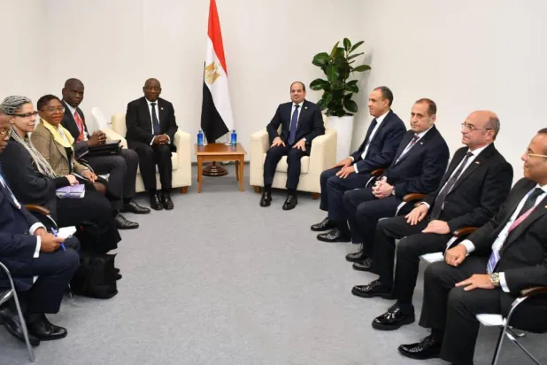 السيسي يلتقي رامافوزا على هامش قمة «بريكس» بمدينة قازان (الرئاسة المصرية)
