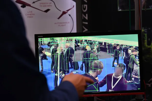 نظام مراقبة يستخدم الذكاء الاصطناعي للتعرف على الوجوه (غيتي)