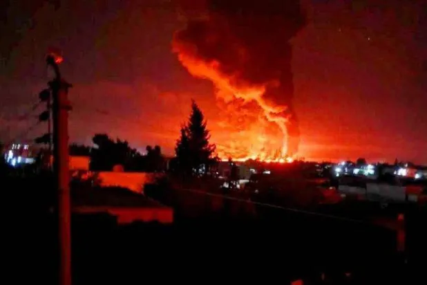 نيران تتصاعد من موقع استهدفه القصف التركي على شمال سوريا (المرصد السوري لحقوق الإنسان)