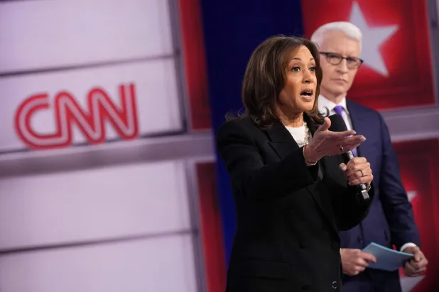 هاريس تجيب عن سؤال أحد الحضور في فعالية انتخابية نظّمتها شبكة «سي إن إن» 23 أكتوبر (أ.ف.ب)