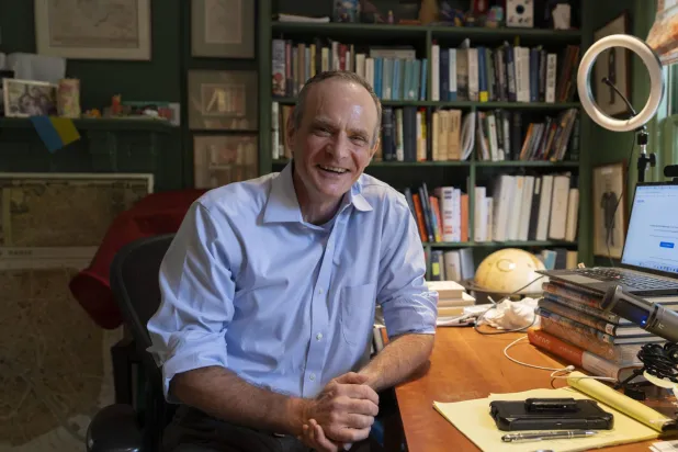 الخبير الاقتصادي سايمون جونسون بعد فوزه المشترك بجائزة نوبل في الاقتصاد بمنزله في واشنطن يوم الاثنين 14 أكتوبر 2024 (أ.ب)