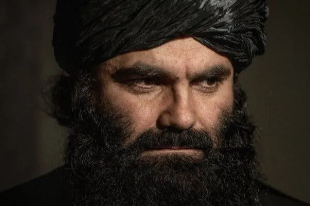 الملا سراج الدين حقاني خلال مقابلة في كابل 2024 (نيويورك تايمز)