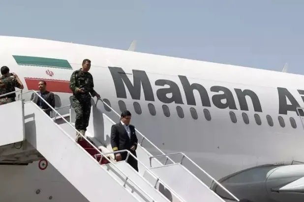 طائرة تابعة لـ«ماهان إير» بمطار صنعاء اليمني عام 2015 (أرشيفية - أ.ف.ب)