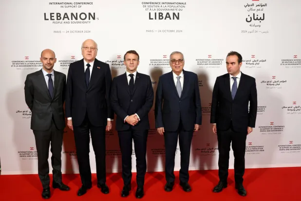 صورة جماعية للرئيس ماكرون ووزير خارجيته والرئيس ميقاتي ووزير الخارجية اللبناني عبد الله بوحبيب (إ.ب.أ)