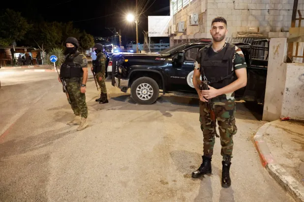 قوات الأمن التابعة للسلطة الفلسطينية توجد في أحد شوارع طوباس (رويترز)