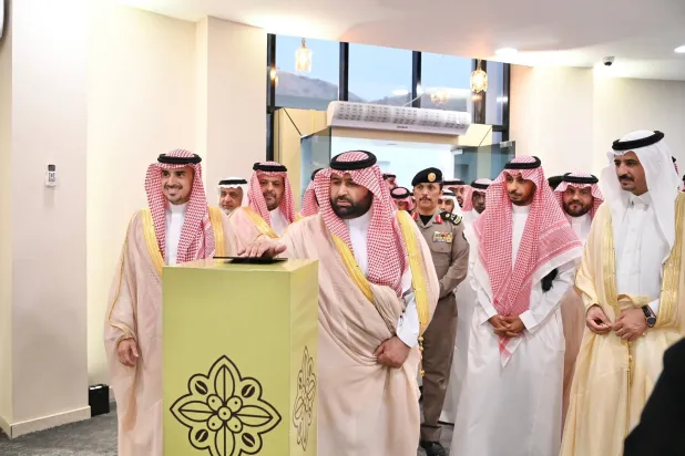 نائب أمير منطقة جازان يدشن المركز وإلى جانبه نائب الرئيس للشؤون العامة في «أرامكو» خالد الزامل (أرامكو)