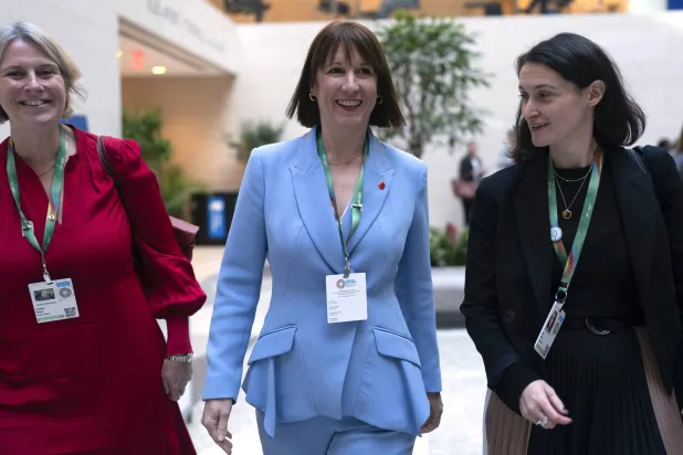 وزيرة المالية البريطانية راشيل ريفز تغادر اجتماع مجموعة الـ20 خلال الاجتماعات السنوية للبنك وصندوق النقد الدوليين في واشنطن (أب)