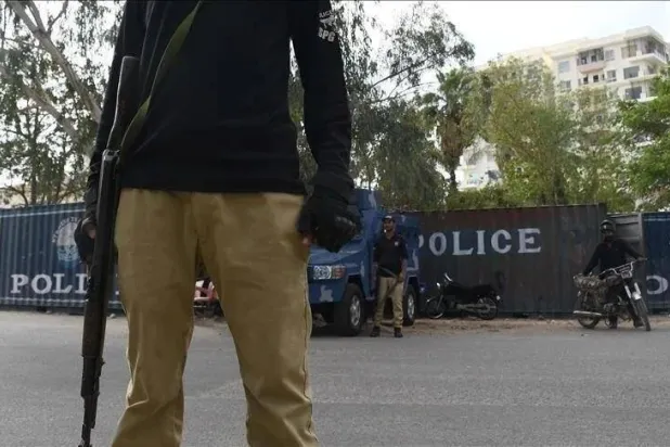 جندي من قوات «الكوماندوز» التابعة للشرطة في بيشاور (وسائل إعلام باكستانية)