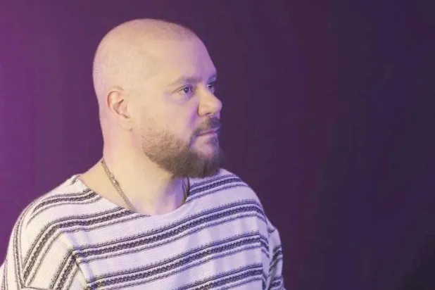 يتمسك العمري في البقاء في بلده كي يكمل مسيرته (هاني العمري)