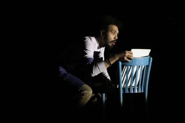 تناول العرض قصصاً عدّة عن الهجرة غير المشروعة (بيت السحيمي بالقاهرة)