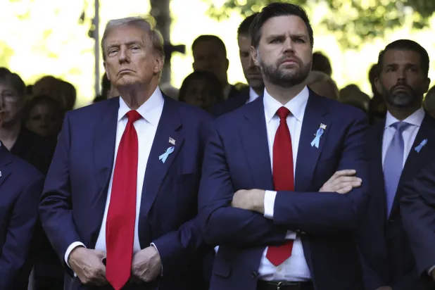 المرشح الرئاسي الجمهوري دونالد ترمب (يسار) ومرشحه لمنصب نائب الرئيس جيه دي فانس (أ.ب)