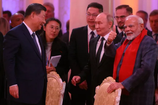 الزعيمان الهندي والصيني مودي وشي، وبينهما بوتين خلال تجمّع للقادة المشاركين (رويترز)
