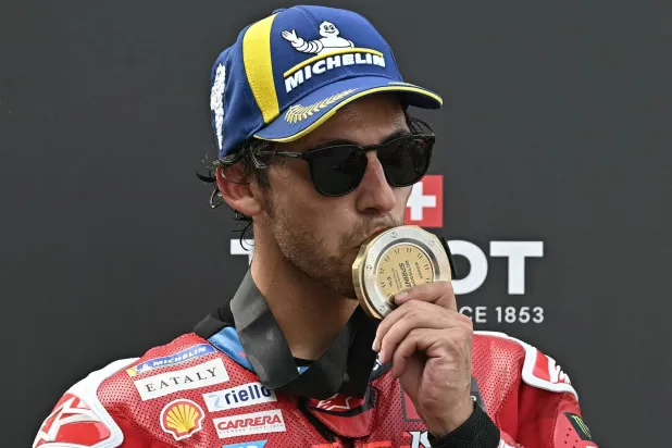 إنيا باستيانيني خلال التتويج (أ.ف.ب)