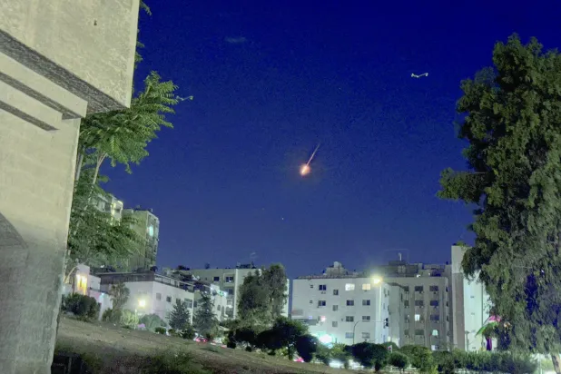 مقذوف يطير في سماء العاصمة الأردنية عمان بعد أن أطلقت إيران دفعة من الصواريخ الباليستية على إسرائيل مطلع الشهر الجاري (رويترز)