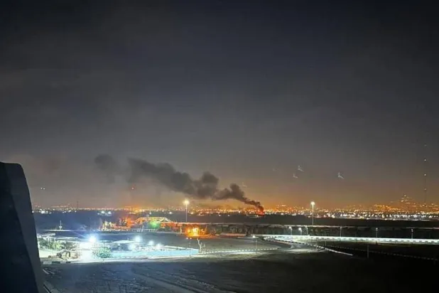 صورة من فيديو يظهر تصاعد الدخان من موقع عسكري في ضواحي طهران (شبكات التواصل)