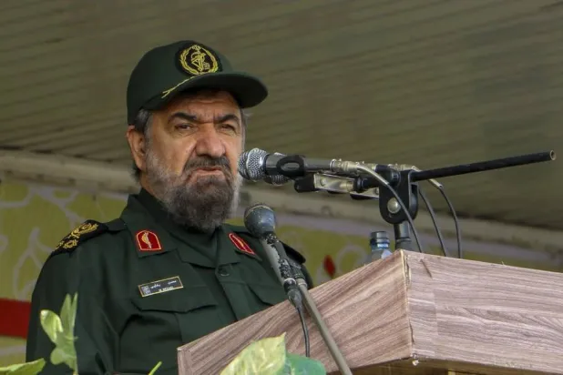 القيادي في «الحرس الثوري» محسن رضائي يلقي كلمة في العرض العسكري بمدينة الأحواز جنوب غربي إيران (مهر)