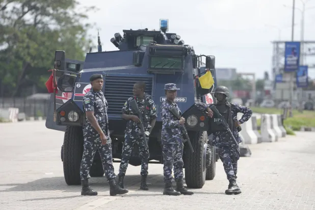 عناصر من الجيش النيجيري خلال إحدى العمليات التي استهدفت عناصر موالية لداعش (الشرق الأوسط)