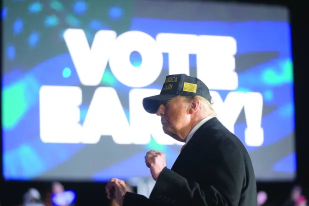 ترمب يوجه التحية إلى أنصاره بعد أن تحدث في تجمع انتخابي في مطار شيري كابيتال (أ.ب)