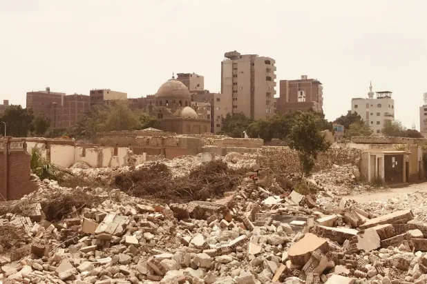 جانب من عملية هدم المدافن بقرافة الإمام الشافعي (الشرق الأوسط)