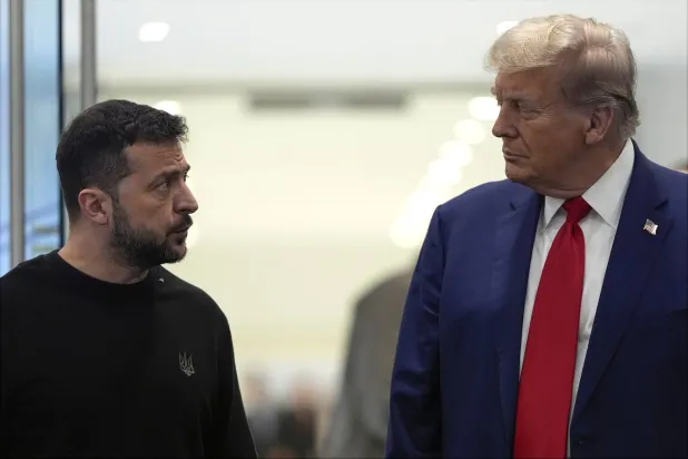 الرئيس الأوكراني زيلينسكي خلال لقائه ترمب في نيويورك 27 سبتمبر (أ.ب)