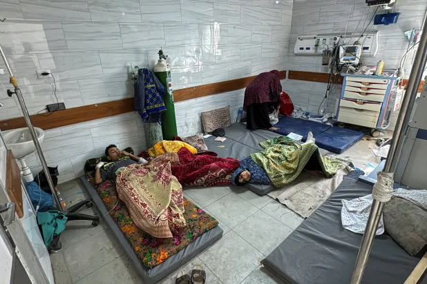 مصابون فلسطينيون في مستشفى كمال عدوان بعد انسحاب القوات الإسرائيلية منه (رويترز)