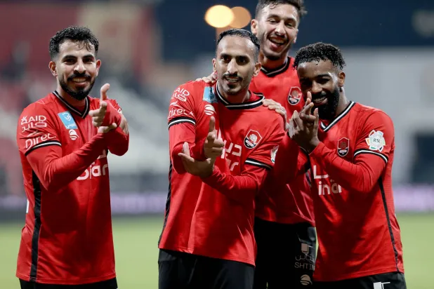 لاعبو الرائد يحتفلون بالهدف الثاني في شباك الفتح (تصوير: مشعل القدير)