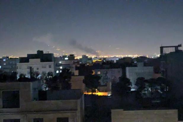 أعمدة دخان تتصاعد في منطقة بجنوب طهران بعد هجمات إسرائيلية فجر السبت (شبكات التواصل)