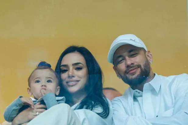 نيمار وزوجته برونا وابنتهما في مدرجات المملكة أرينا (الهلال)