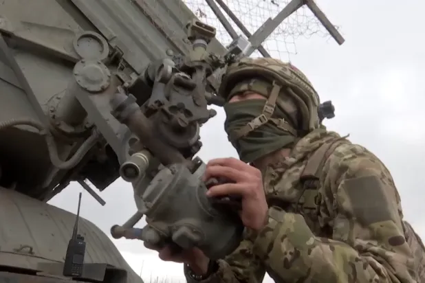 جندي روسي خلال العمليات العسكرية في أوكرانيا (لقطة من فيديو لوزارة الدفاع الروسية)