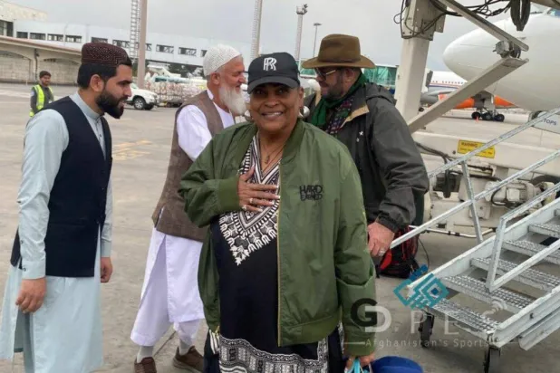 خليلة علي أرملة محمد علي كلاي بطل الملاكمة الأسطوري لدى وصولها إلى كابل هذا الأسبوع مع وفد لمناقشة بناء ملعب رياضي وتأسيس اتحاد رياضي باسم «علي» (متداولة)