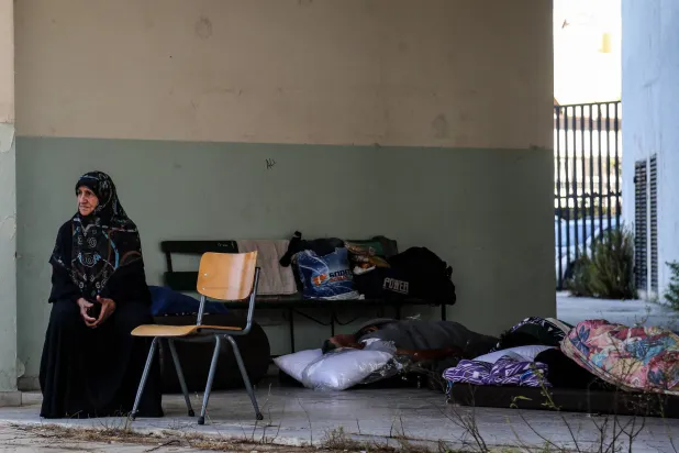 سيدة من جنوب لبنان نزحت إلى أحد مراكز الإيواء (د.ب.أ)