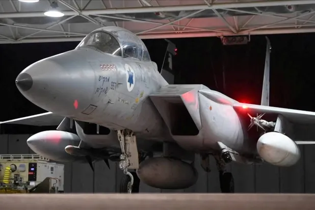 مقاتلة تابعة لسلاح الجو الإسرائيلي تغادر لتنفيذ ضربات على إيران (رويترز)