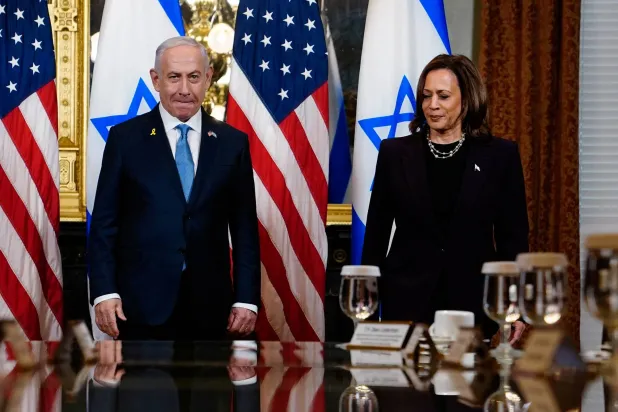 نائبة الرئيس الأميركي كامالا هاريس تلتقي برئيس الوزراء الإسرائيلي بنيامين نتنياهو في واشنطن 25 يوليو (رويترز)