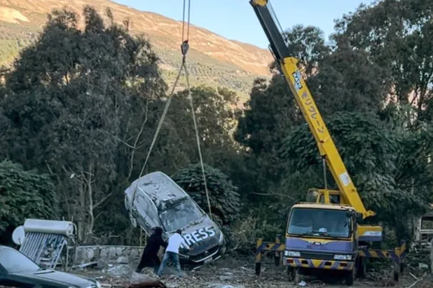 سيارة مدمرة في حاصبيا بجنوب لبنان تحمل شعار «صحافة» بعد قصف إسرائيلي طال مقر إقامة صحافيين (د.ب.أ)